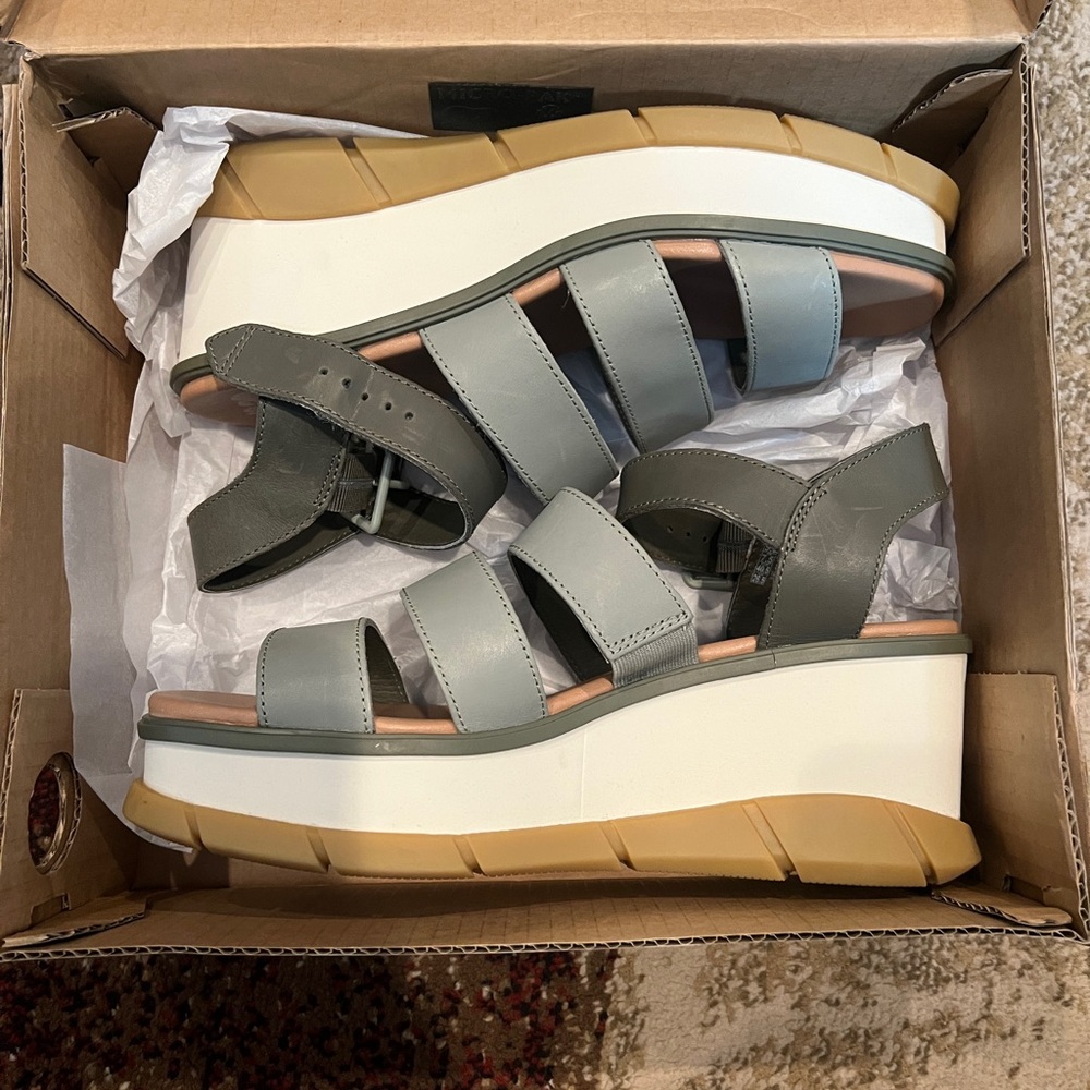 In EUC. Beautiful 2 tone green platform, leather Sorel sandals. In box.